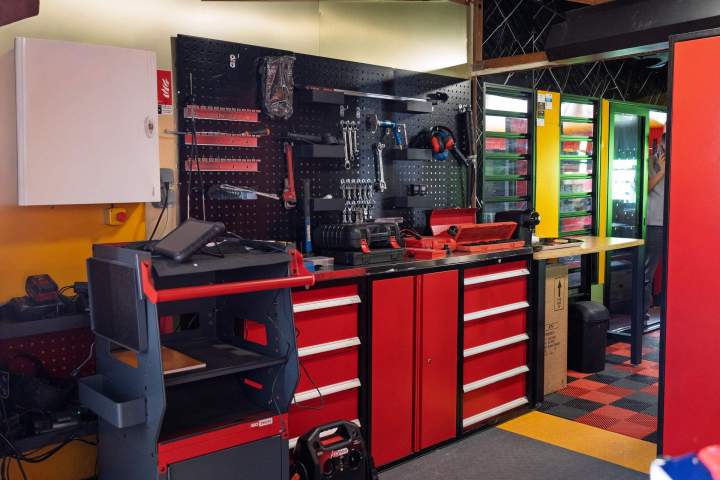 INTERIEUR DU GARAGE AIR PNEU St PAUL Réunion